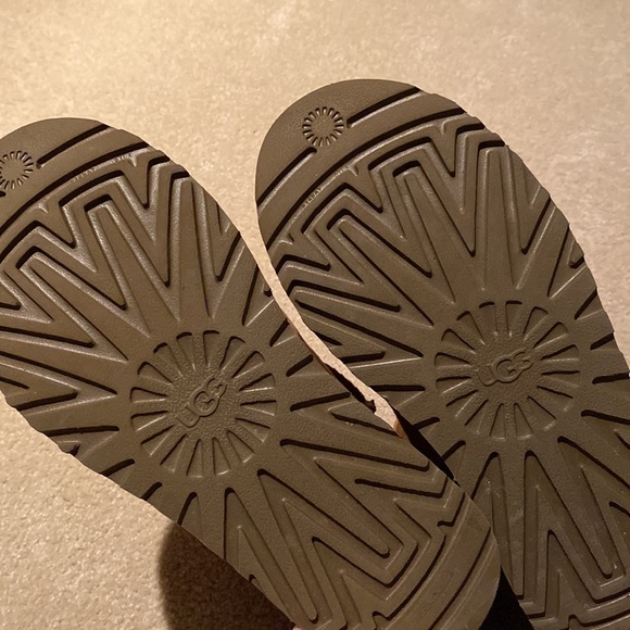UGGS - Picture 3 of 3